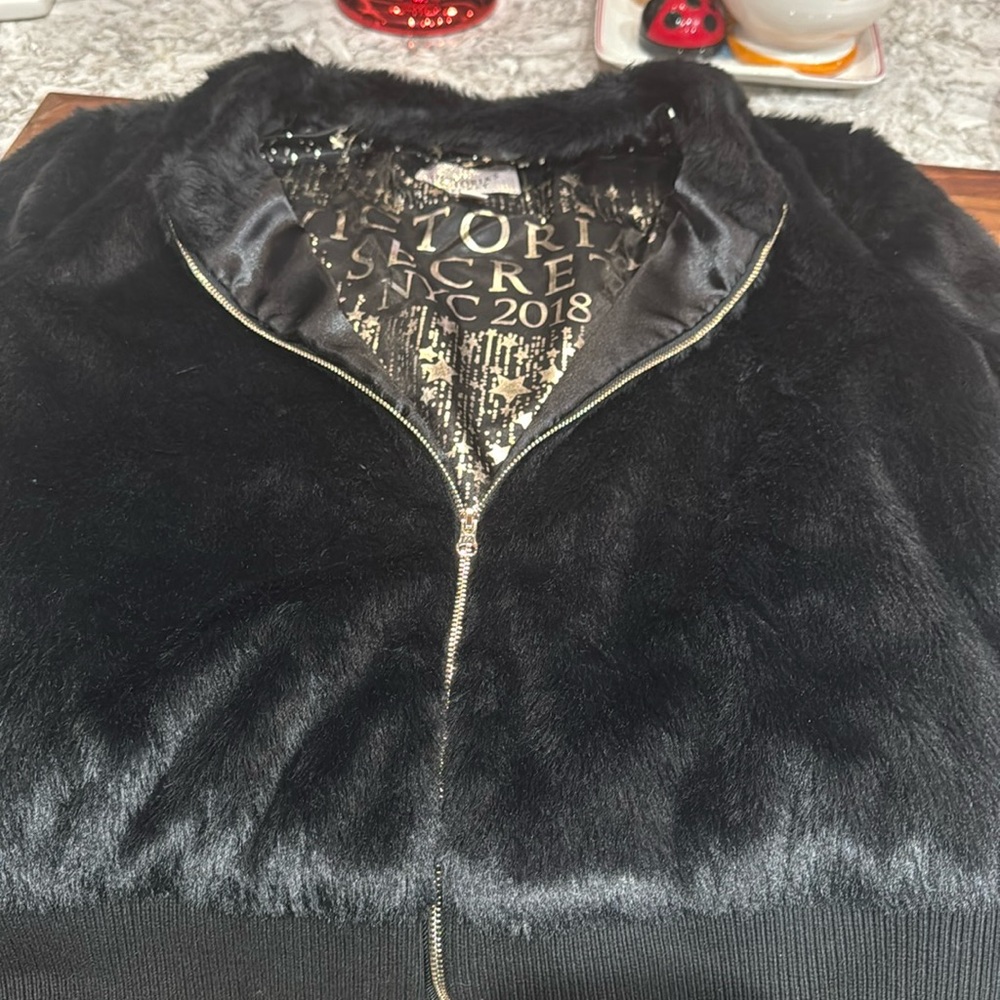 Vintage Victoria’s Secret Furry cropped jacket -S.
NYC Flagship Store…2018.